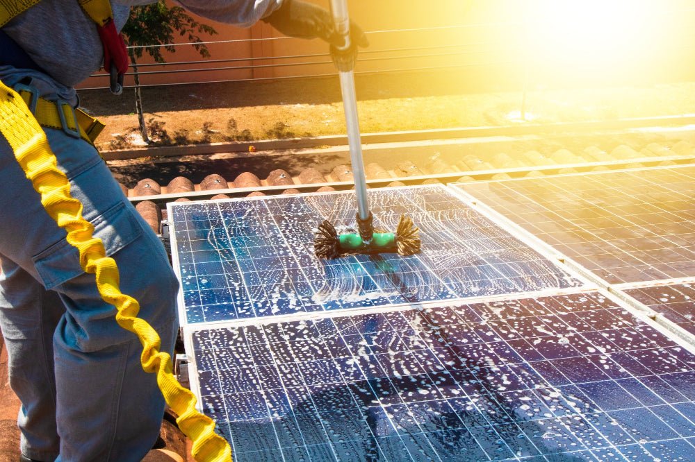 Solaranlagen in Bestform: Die Wichtigkeit der Pflege und Wartung - Dachflug Solar